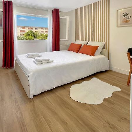Le Petit Melun Apartment Bagian luar foto
