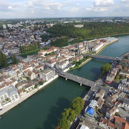 Le Petit Melun Apartment Bagian luar foto