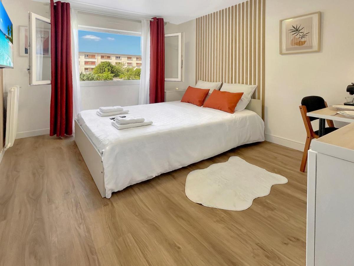 Le Petit Melun Apartment Bagian luar foto