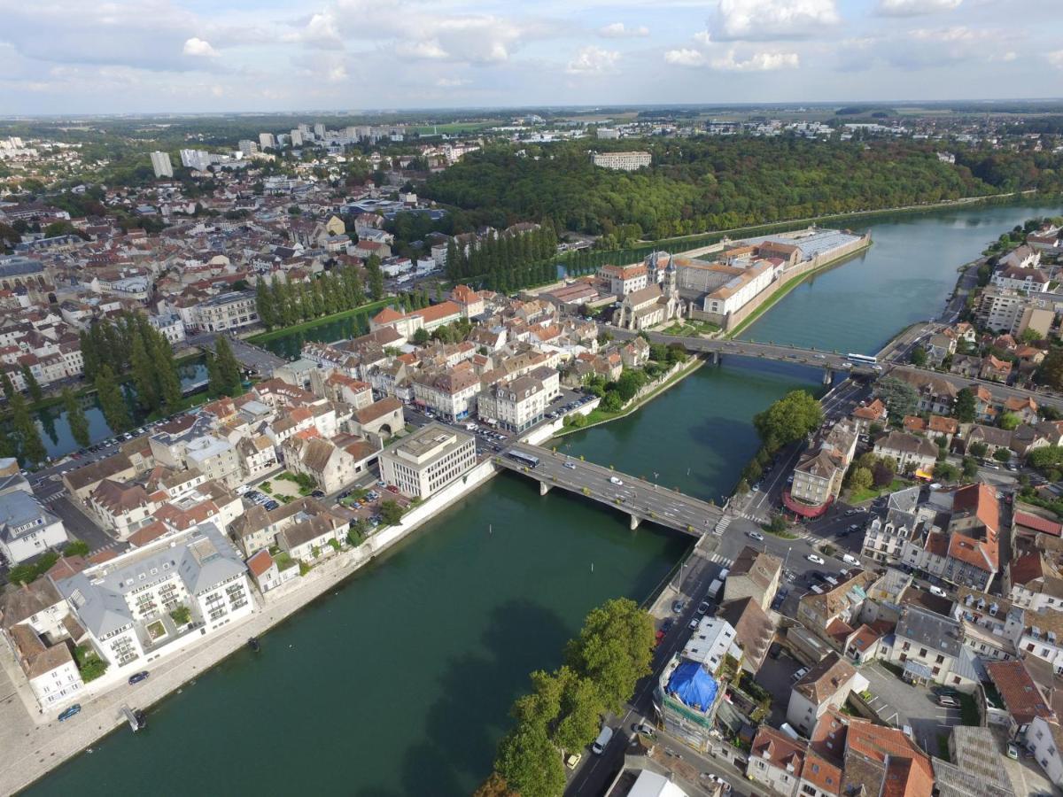 Le Petit Melun Apartment Bagian luar foto